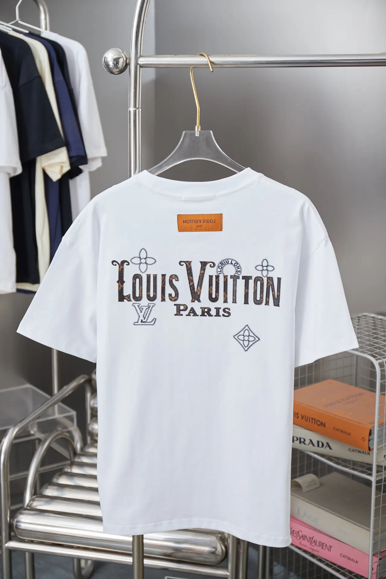 🅿️190 1V 25SS early spring new style Leather embroidered LV letter short sleeves Light luxury A must-have item for daily commuting for men and women Correct version Welcome to compare Detailed features · 320g 100% pure cotton double yarn jersey fabric · Special thickening in the same vat 32 pieces double-strand 1X1 thread . Leather-cut LV letter splicing embroidery · Imported Tajima machine embroidery with various craft letters · Double-needle sewing and cross-seam technology · Original main mark, washed tag, brand moisture-proof paper packaging Color: black/white Size: S/M/L/XL